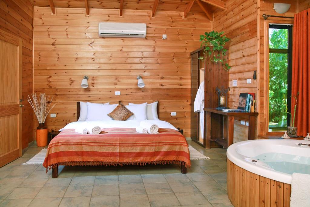 Between Water And Sky Neot Golan Room photo